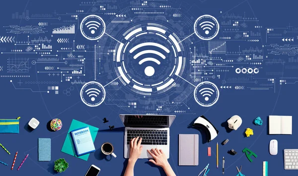 Tema Wifi con persona che utilizza un computer portatile — Foto Stock