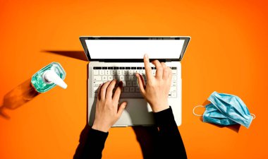 El dezenfektanı ve maskeli dizüstü bilgisayar.