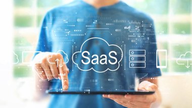SaaS - bir tablet kullanan bir adam için hizmet kavramı olarak yazılım