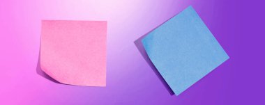 Gölgeli yapışkan notlar