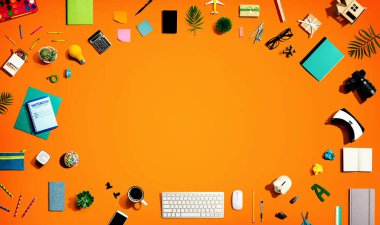 Elektronik aletler ve ofis malzemeleri koleksiyonu.