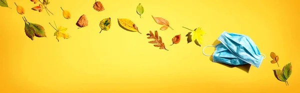 Máscaras faciales con hojas de otoño — Foto de Stock