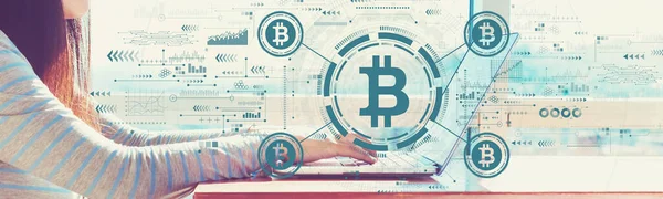 Bilgisayarda çalışan bir kadınla Bitcoin teması — Stok fotoğraf