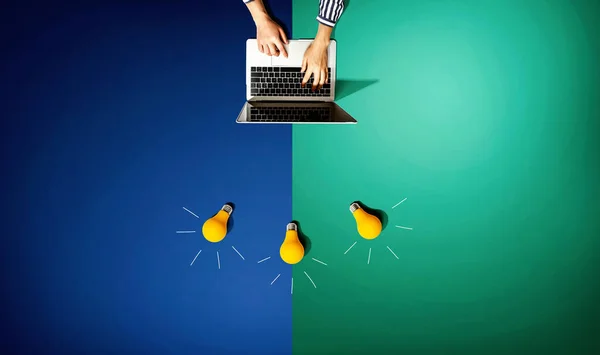 Orang yang menggunakan komputer laptop dengan tiga bola lampu — Stok Foto