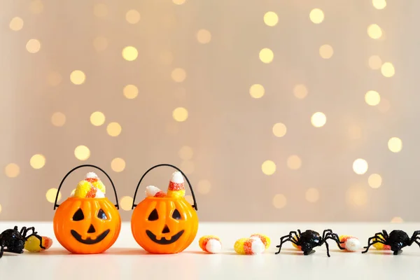 Хеллоуїн гарбузи з павуком — стокове фото