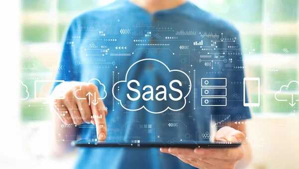 SaaS - mjukvara som ett servicekoncept med människan som använder en surfplatta — Stockfoto
