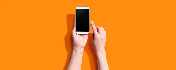 Persona che utilizza uno smartphone bianco — Foto Stock