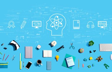 Elektronik cihazlar ve ofis malzemeleriyle çevrimiçi eğitim kavramı