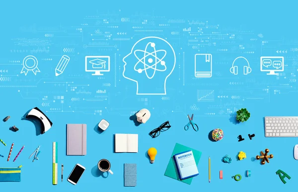 Elektronik cihazlar ve ofis malzemeleriyle çevrimiçi eğitim kavramı