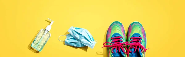 Tema Fitness y coronavirus con zapatillas de running —  Fotos de Stock