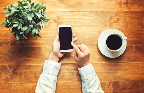 Beyaz akıllı telefon kullanan kişi.