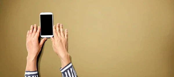 Людина використовує білий смартфон — стокове фото