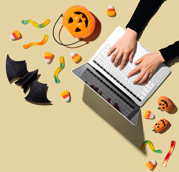 Dekoracje Halloween z osobą korzystającą z laptopa — Zdjęcie stockowe