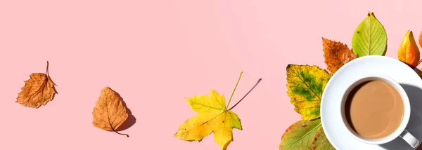 Tema de otoño con una taza de café — Foto de Stock