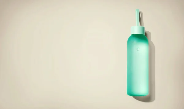 Бутылка воды с копировальным местом — стоковое фото