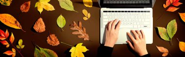 Autumn dizüstü bilgisayar kullanan biriyle birlikte ayrılıyor