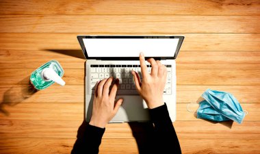 El dezenfektanı ve maskeli dizüstü bilgisayar.