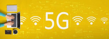 Bir dizüstü bilgisayar kullanan kişi ile 5G ağı
