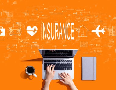 Bilgisayarı kullanan kişinin sigorta konsepti