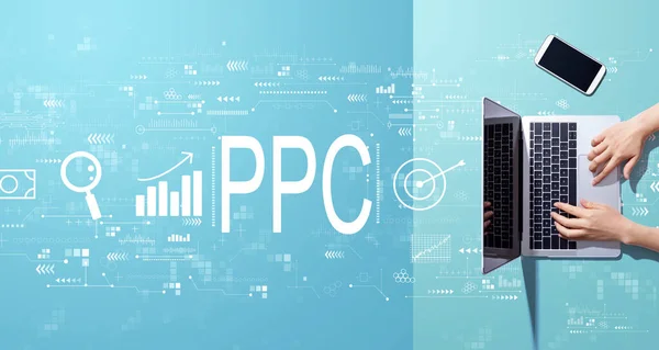 PPC - Payer par clic concept avec une personne travaillant avec un ordinateur portable — Photo