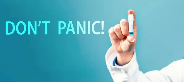 Dont Panic tema med en läkare som håller en laboratorium injektionsflaska — Stockfoto