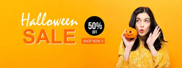 Halloween försäljning med kvinna som håller en pumpa — Stockfoto