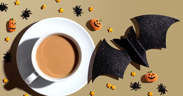 ハロウィンをテーマにしたコーヒーカップ — ストック写真