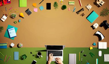 Ofis malzemesi olan bir dizüstü bilgisayar kullanan kişi.