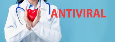 Kalp tutan bir doktorun antiviral teması