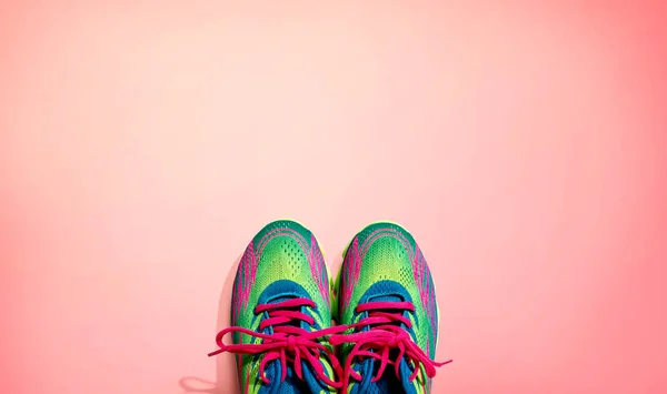 Par de sapatos esportivos com laços rosa — Fotografia de Stock