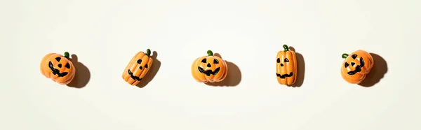 Fantasmas de calabaza de Halloween en miniatura —  Fotos de Stock