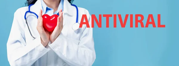 Tema antivirale con un medico con un cuore in mano — Foto Stock