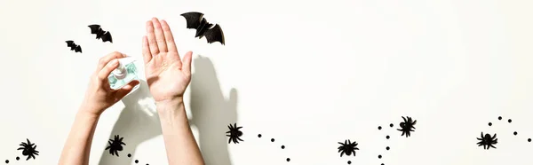 Applicare gel igienizzante con tema Halloween — Foto Stock