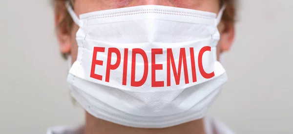 Эпидемическая тема с человеком в защитной маске для лица — стоковое фото