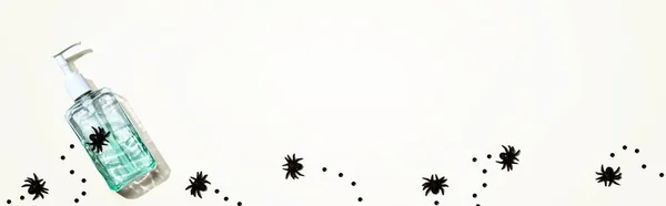 Garrafa desinfetante com aranhas pretas — Fotografia de Stock