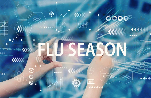 Flu Season θέμα με το άτομο που χρησιμοποιεί smartphone — Φωτογραφία Αρχείου