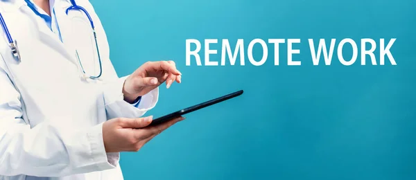 Remote Work Thema mit einem Arzt mit einem Tablet — Stockfoto