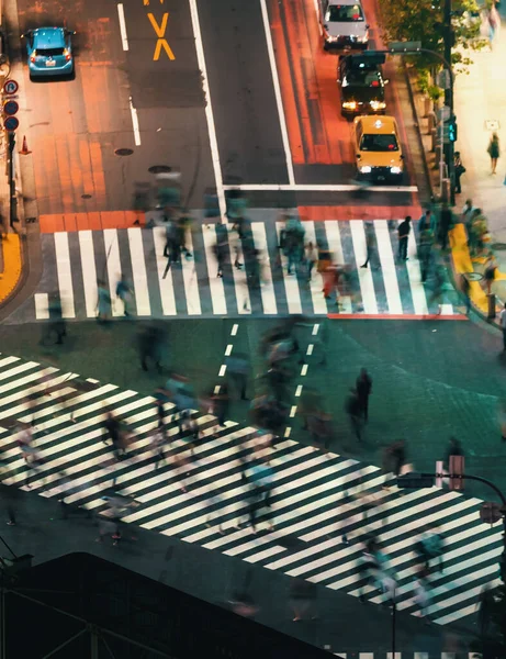 Menschen und Verkehr überqueren die berühmte Kreuzung in Shibuya, Tokio, Japan — Stockfoto