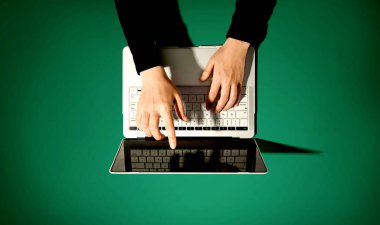 Dizüstü bilgisayar kullanan kişi