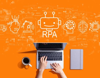 Bir dizüstü bilgisayar kullanan kişiyle robot işlem otomasyon temasıName