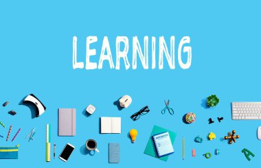 Elektronik aletler ve ofis malzemeleriyle öğrenme kavramı