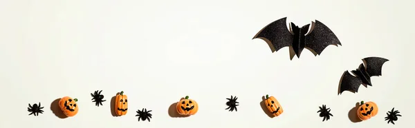 Halloween paper bats and small pumpkin ghosts — Stock Photo, Image