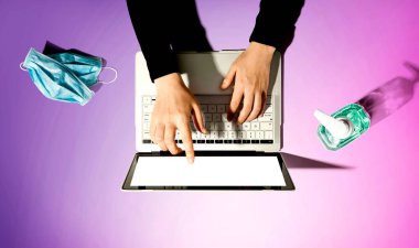 El dezenfektanı ve maskeli dizüstü bilgisayar.