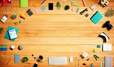 Elektronik aletler ve ofis malzemeleri koleksiyonu.