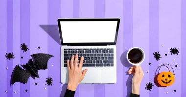 Bir dizüstü bilgisayar kullanarak Cadılar Bayramı dekorasyonları