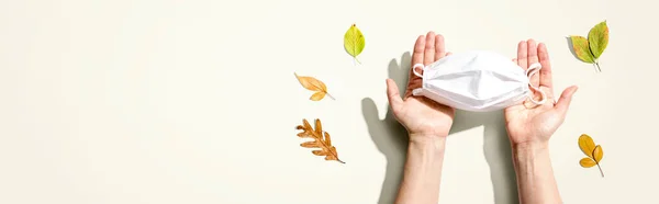 Mascarilla facial con hojas de otoño — Foto de Stock