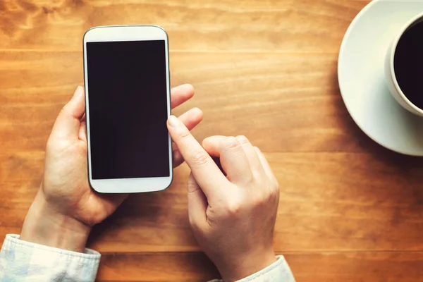 Persona usando un teléfono inteligente blanco — Foto de Stock