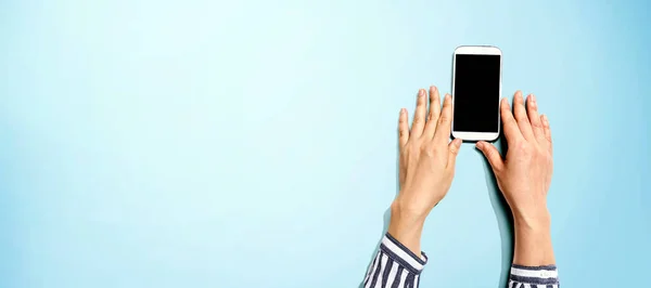 Persona usando un teléfono inteligente blanco —  Fotos de Stock