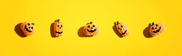 Призраки миниатюрной тыквы на Хэллоуин — стоковое фото