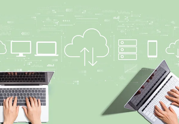 Cloud computing met mensen die samenwerken — Stockfoto